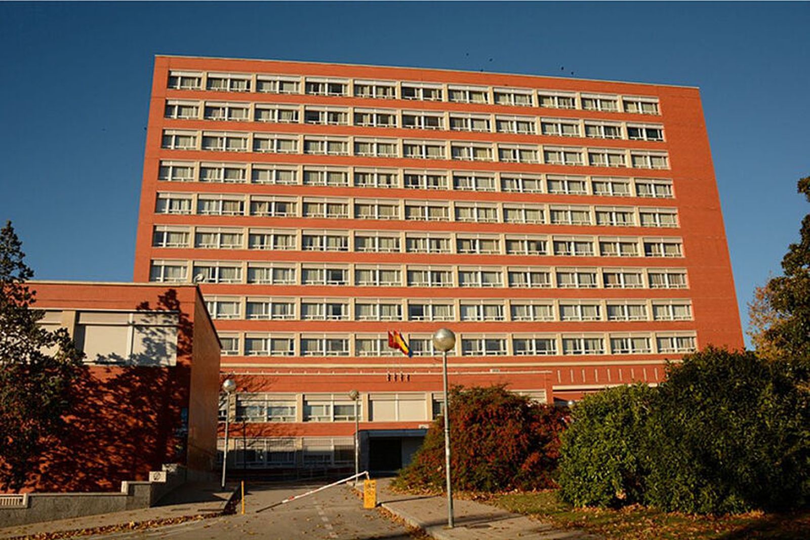 Otra joven que salta al vacío en el campus y su muerte nos interpea