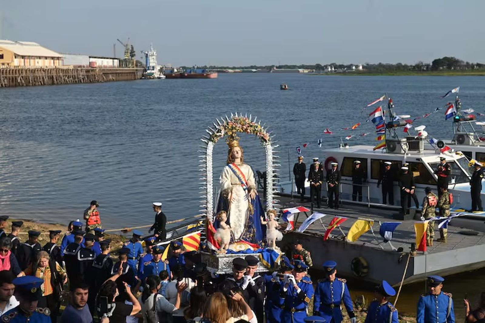 Procesión naútica de la Virgen de la Asuncion. Paraguay.