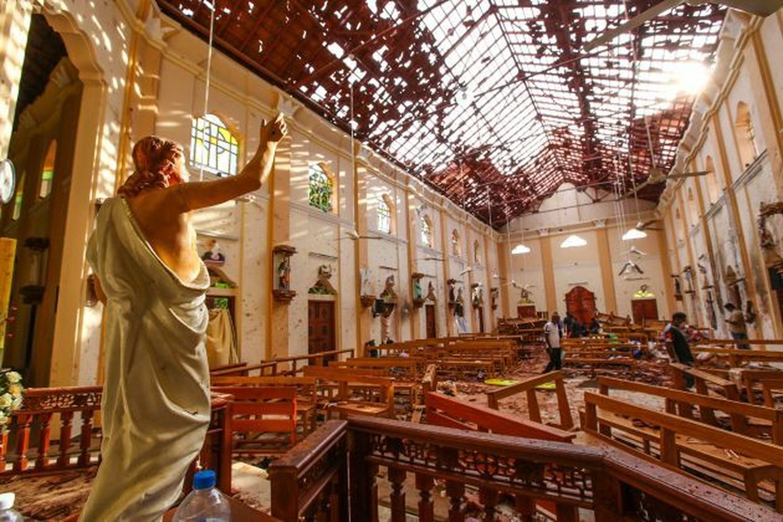 Iglesia destrozada en los atentados en Sri Lanka