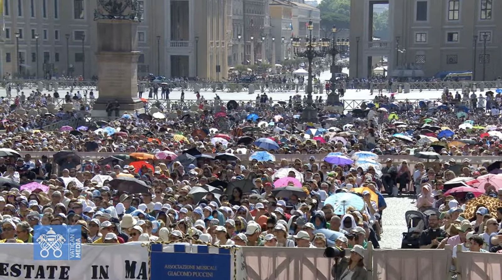 Vista de la plaza de San Pedro llena de peregrinos