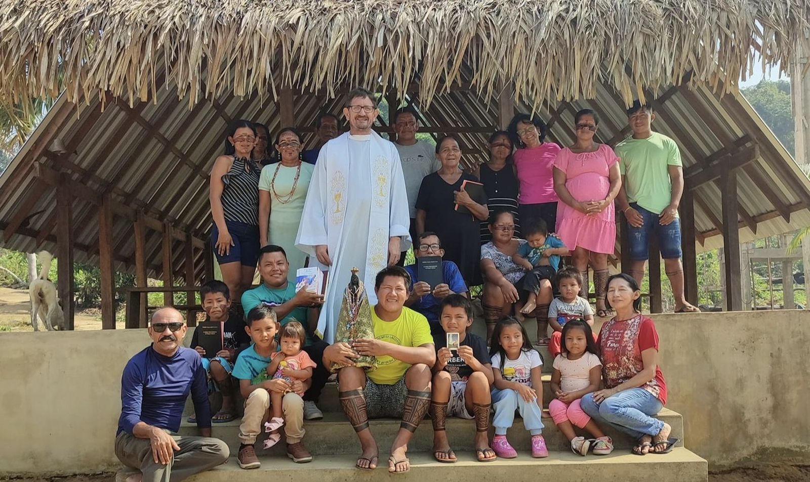 Modino, con una comunidad indígena en la Amazonía