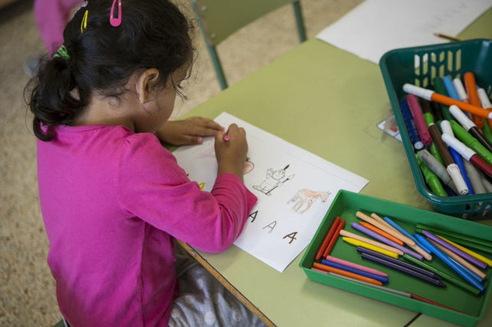 Una niña estudiando