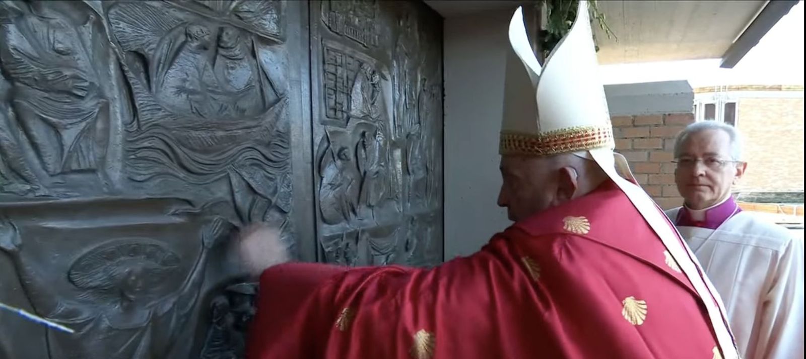 El Papa golpea la 'Puerta Santa' de Rebibbia
