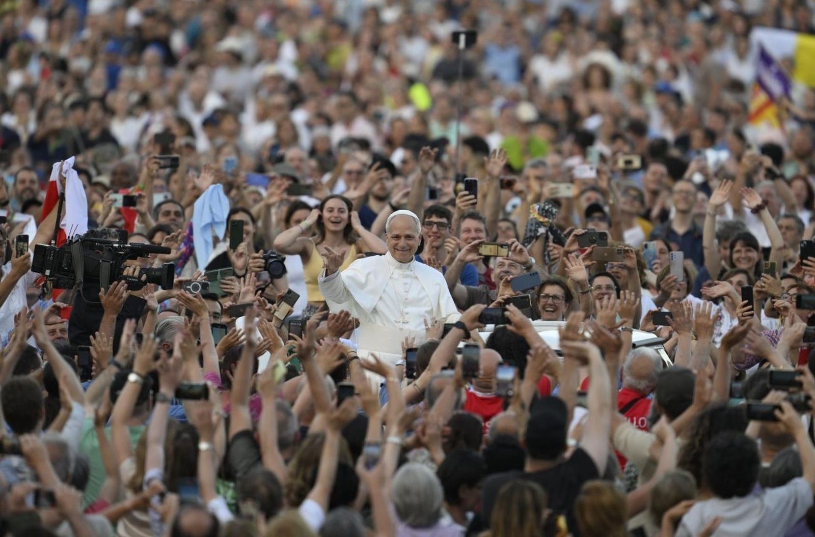 León XIV, a su llegada a la misa de Pentecostés