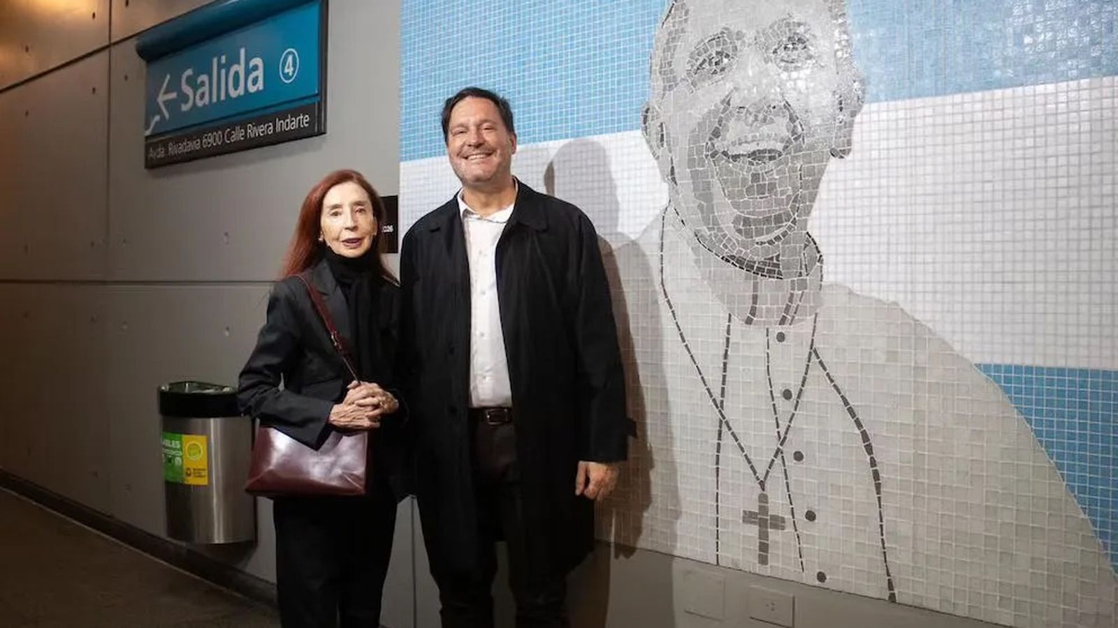 Nora Iniesta y Javier Ibañez posan junto al mural