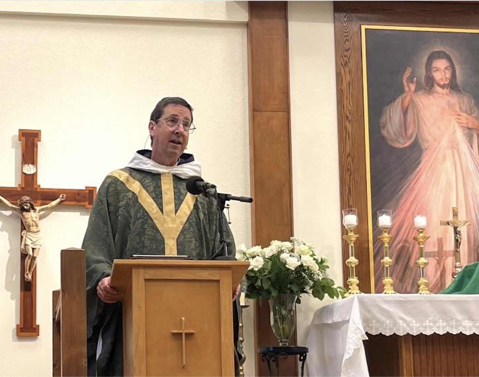 John Mary Foster celebra la misa en la Misión de la Divina Misericordia