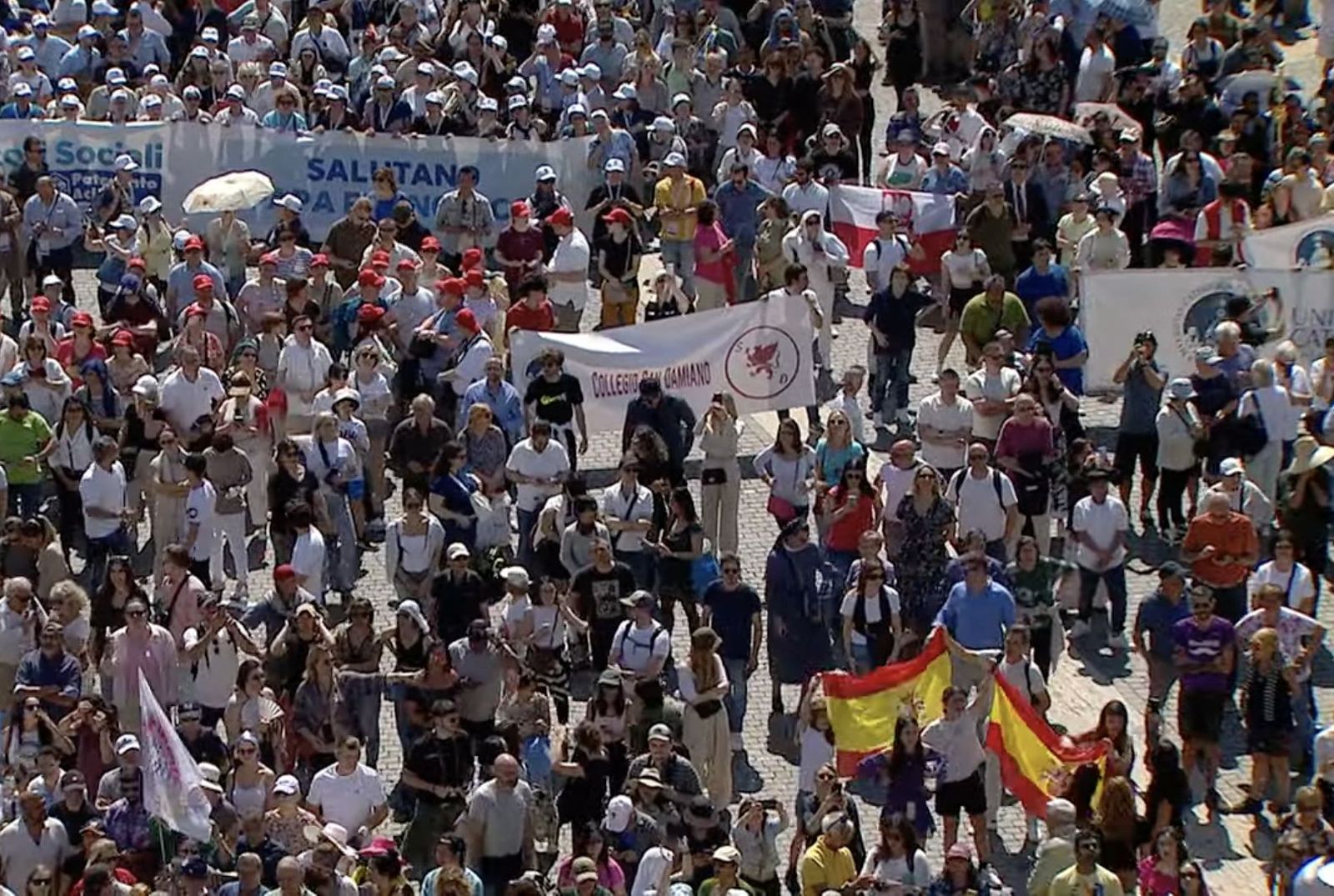 Fieles en la Plaza de San Pedro