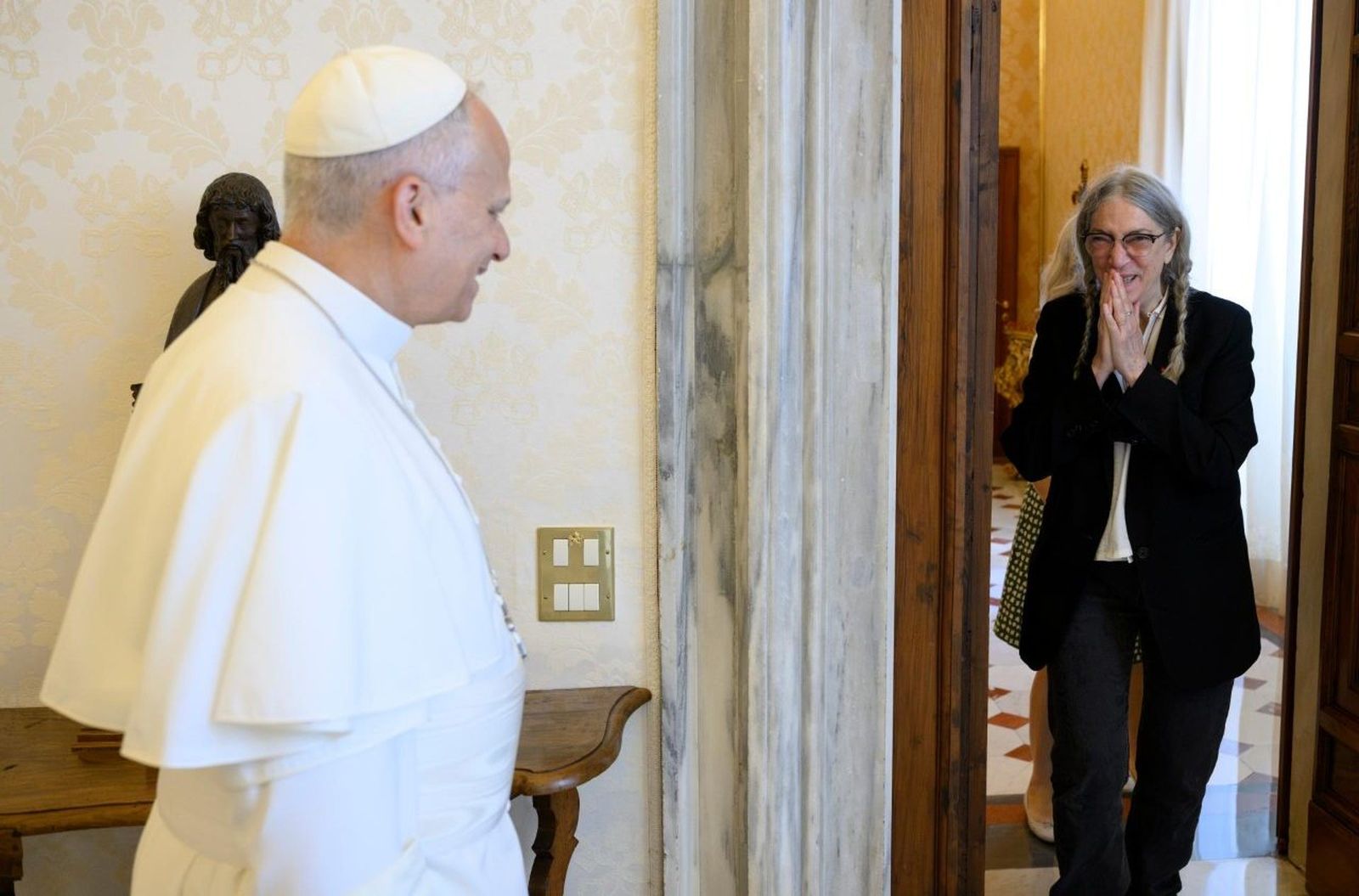 Patti Smith, emocionada, al entrar a su audiencia privada con el Papa
