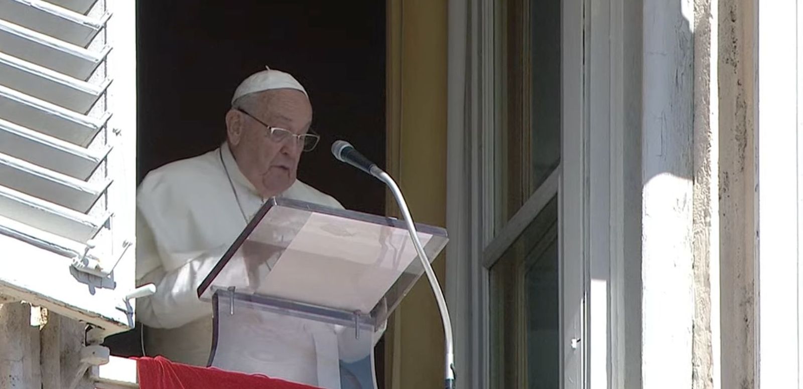 Francisco, durante el Angelus