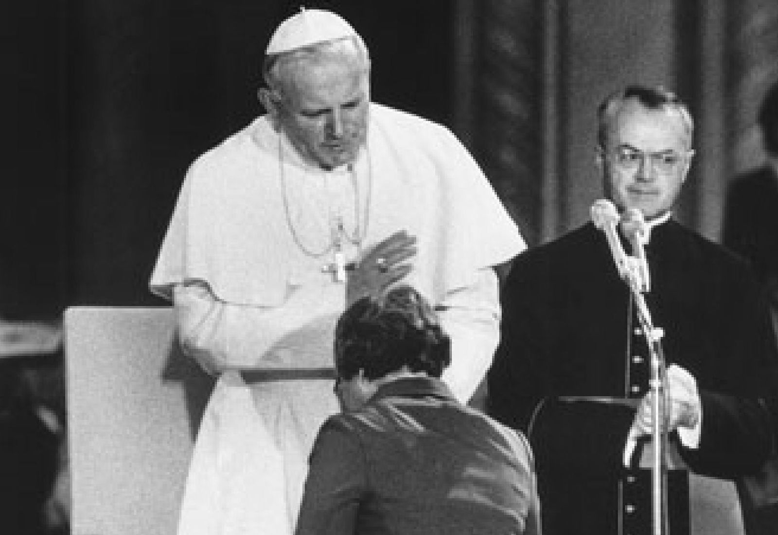 Juan Pablo II da la bendición a Theresa Kane