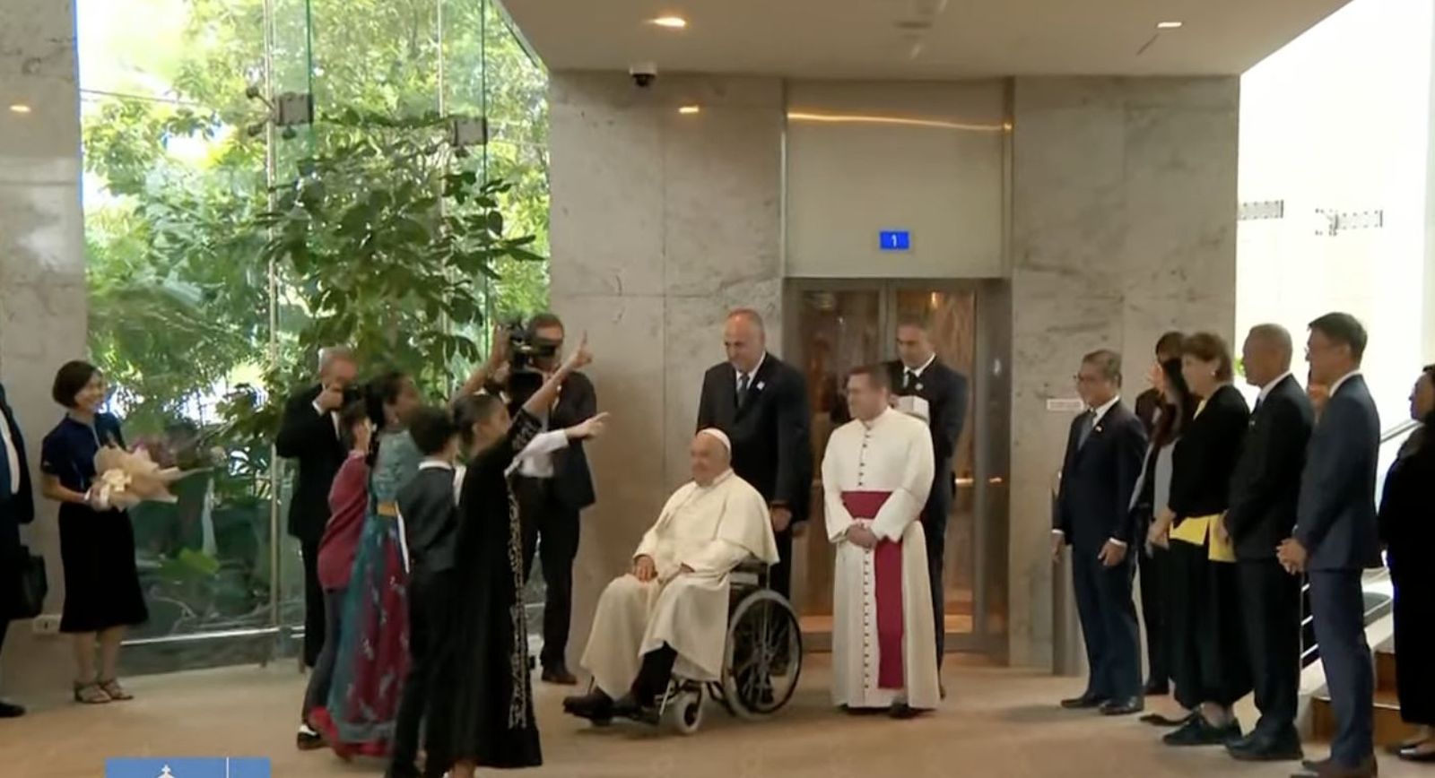 El Papa observa el baile de los niños en el aeropuerto de Singapur