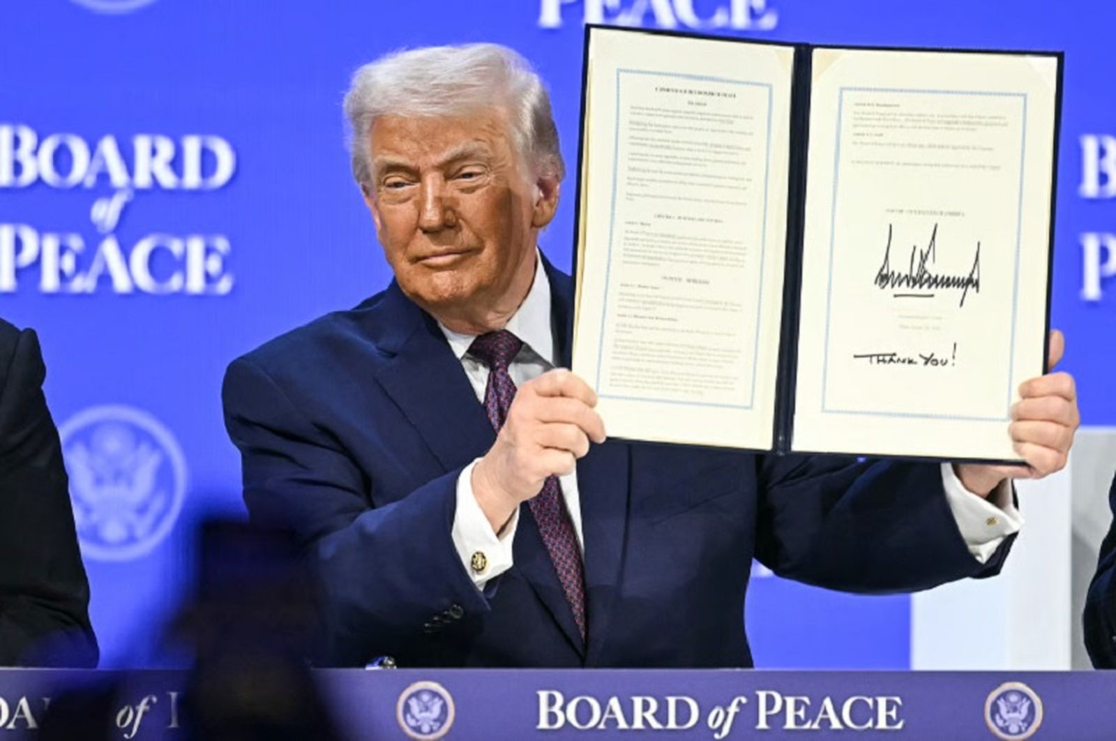 Donald Trump firma la Junta de Paz