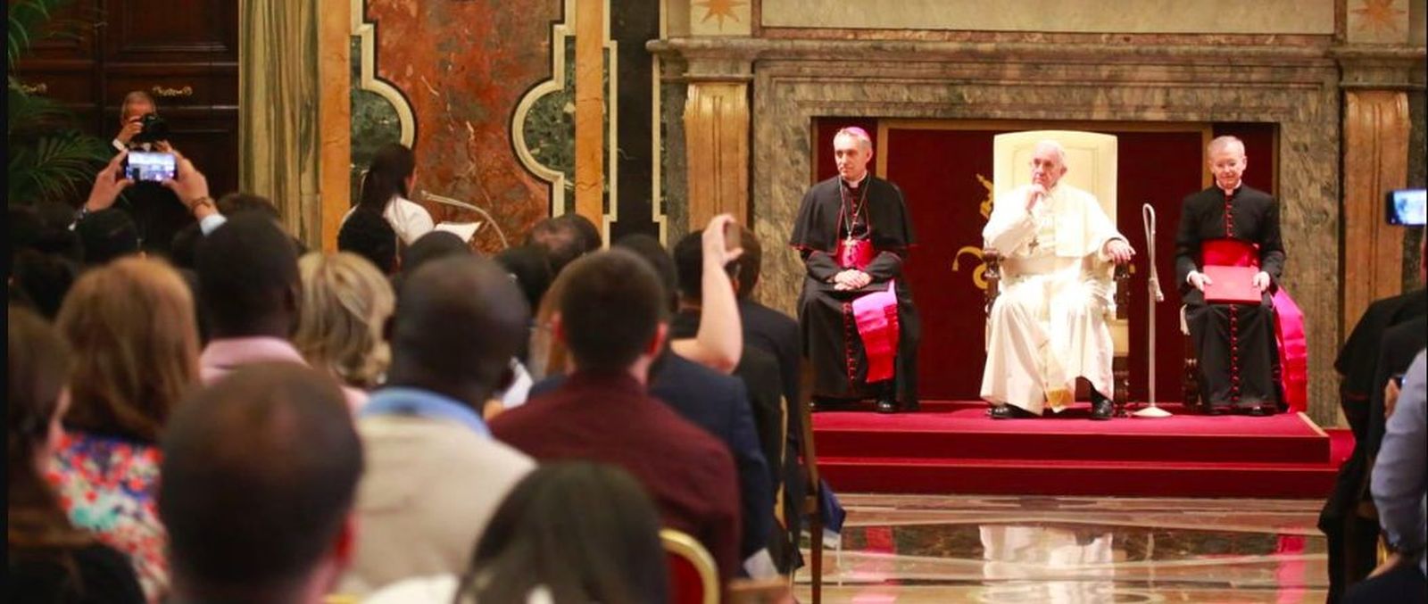 Francisco escucha el discurso de la representante de los jóvenes