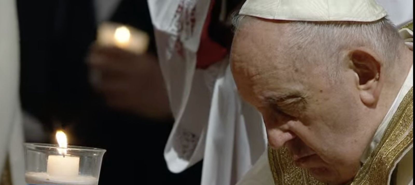 Francisco, con el cirio pascual