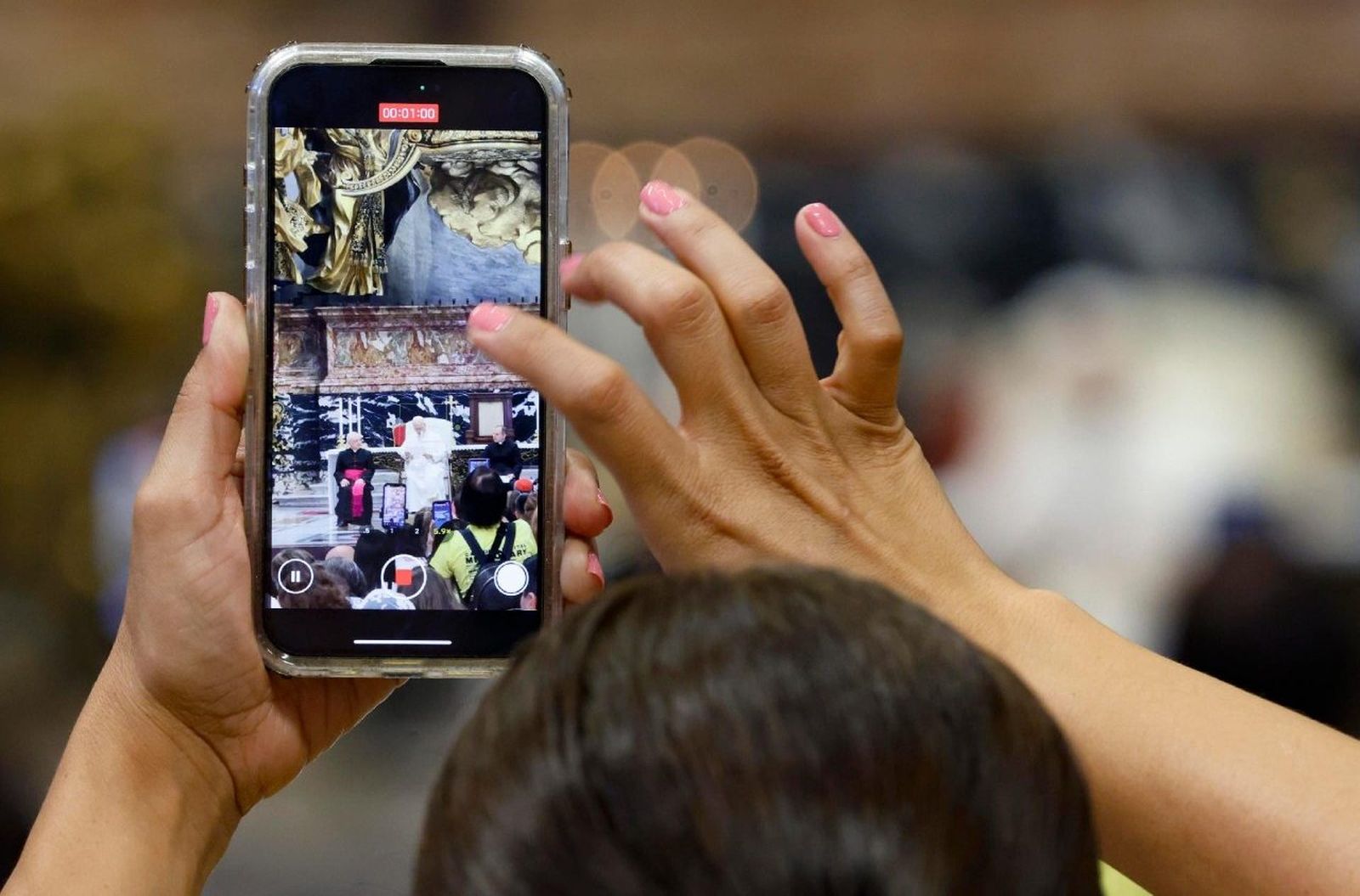 Una persona utilizando un smartphone