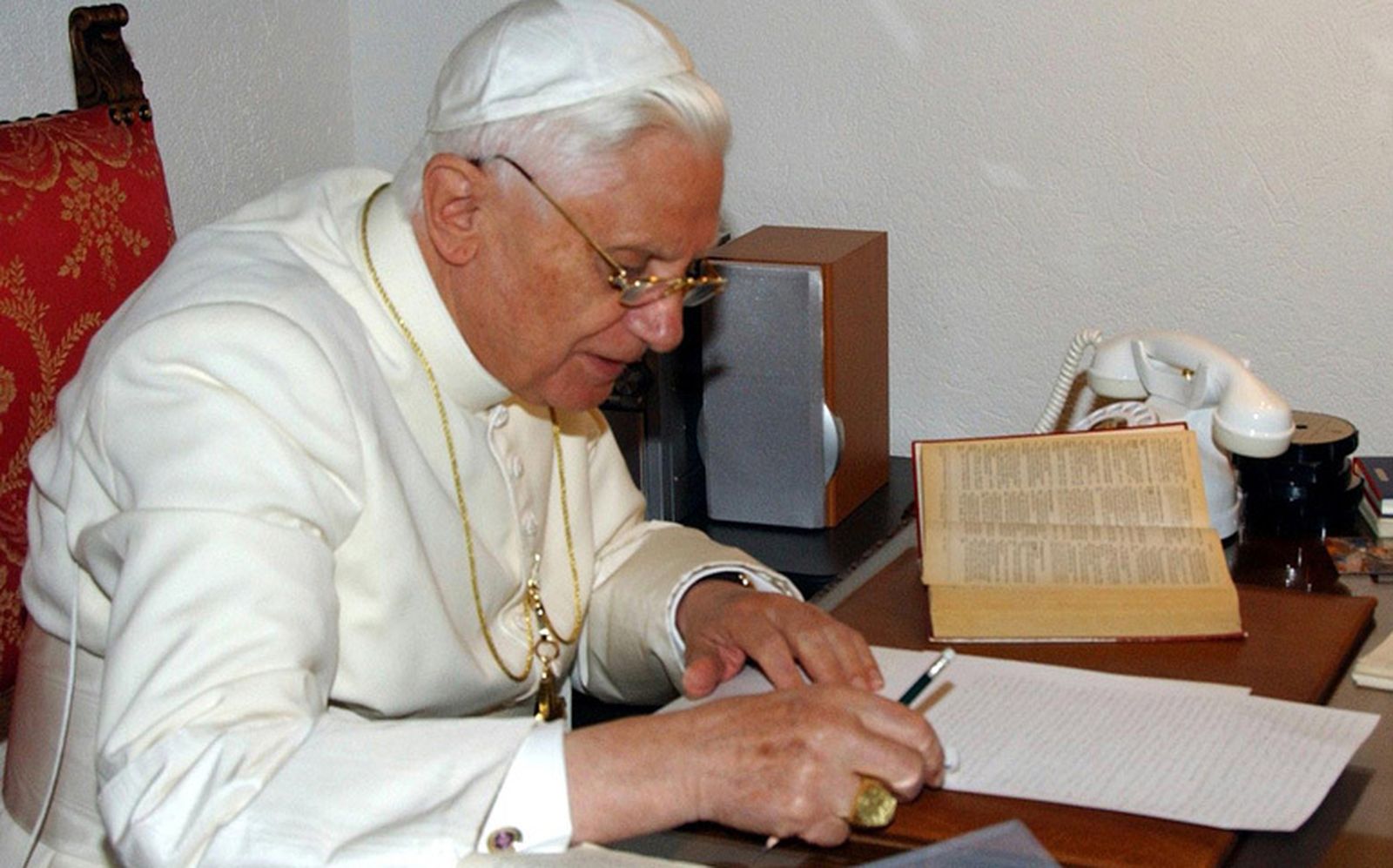 Benedicto XVI, escribiendo