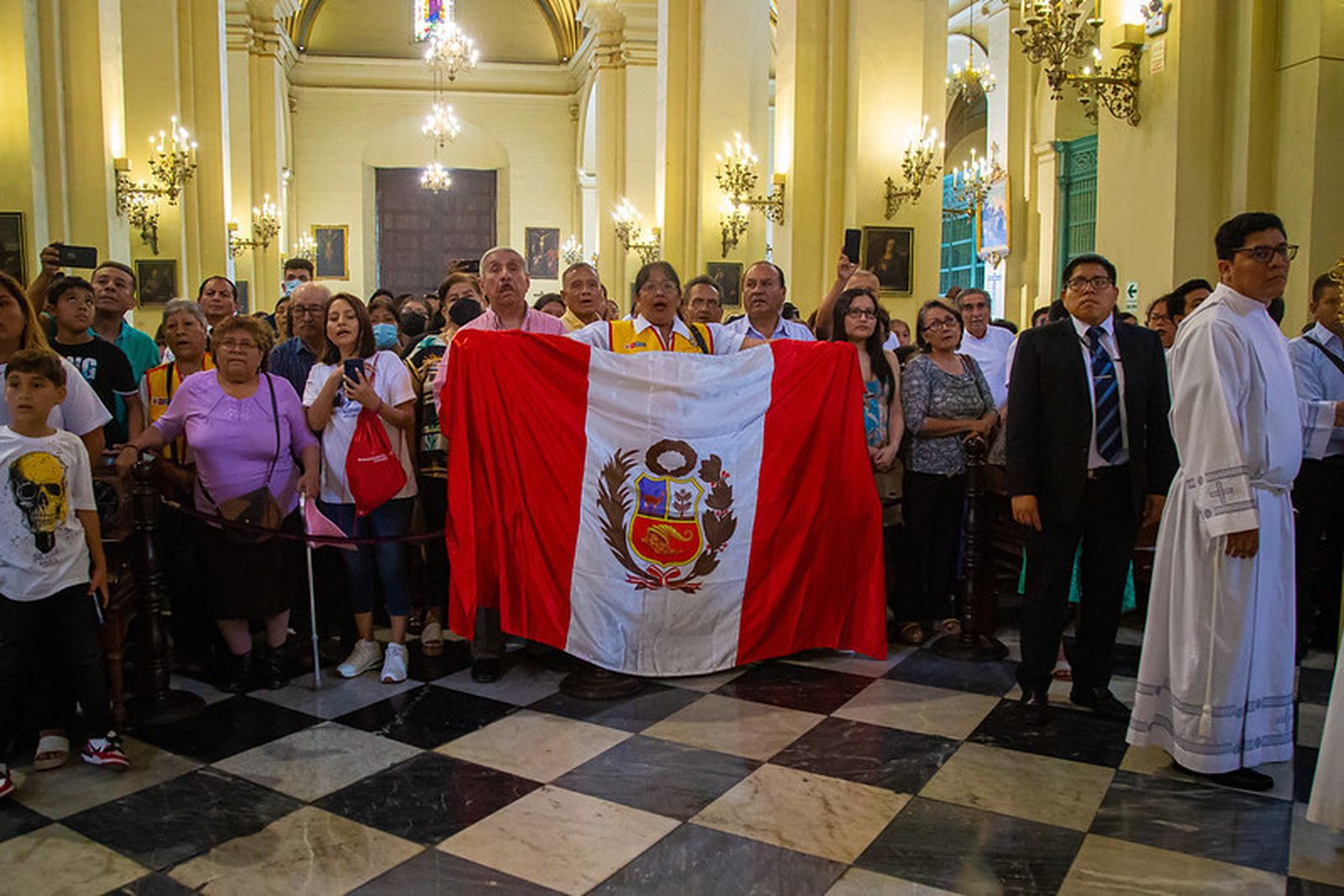 Familiares de víctimas en la Catedral de Lima