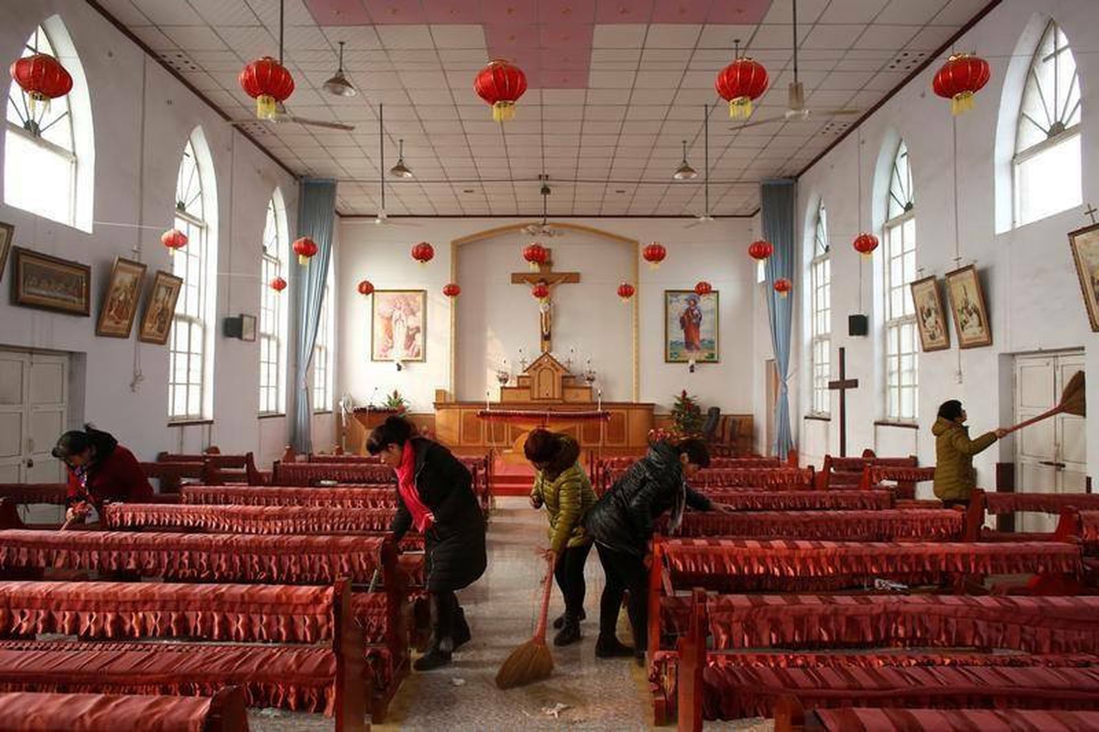 Mujeres limpian una iglesia china