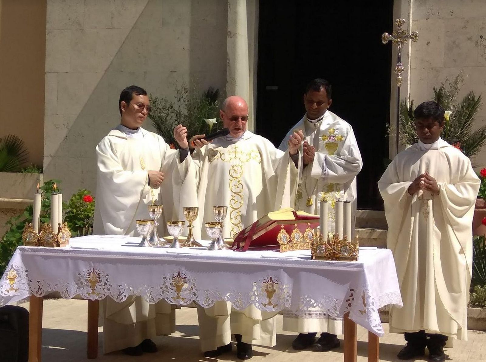 Carlos del Valle celebrando en el colegio