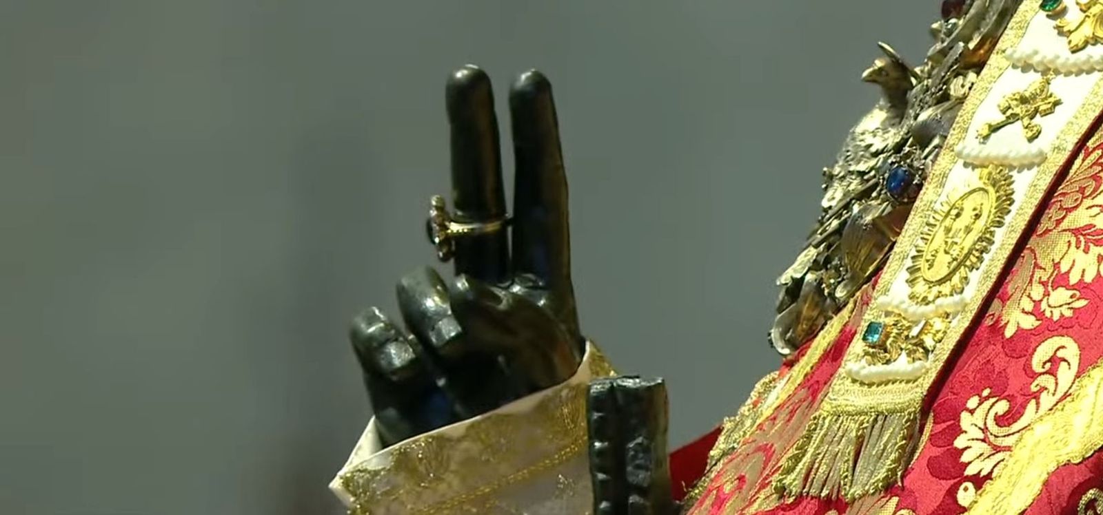 Pedroc on el anillo del pescador