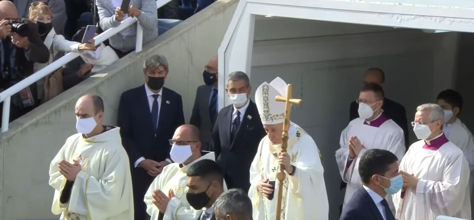 El Papa y el báculo de madera