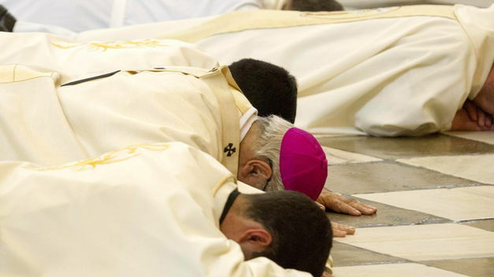 Javier Martínez, postrado ante el altar