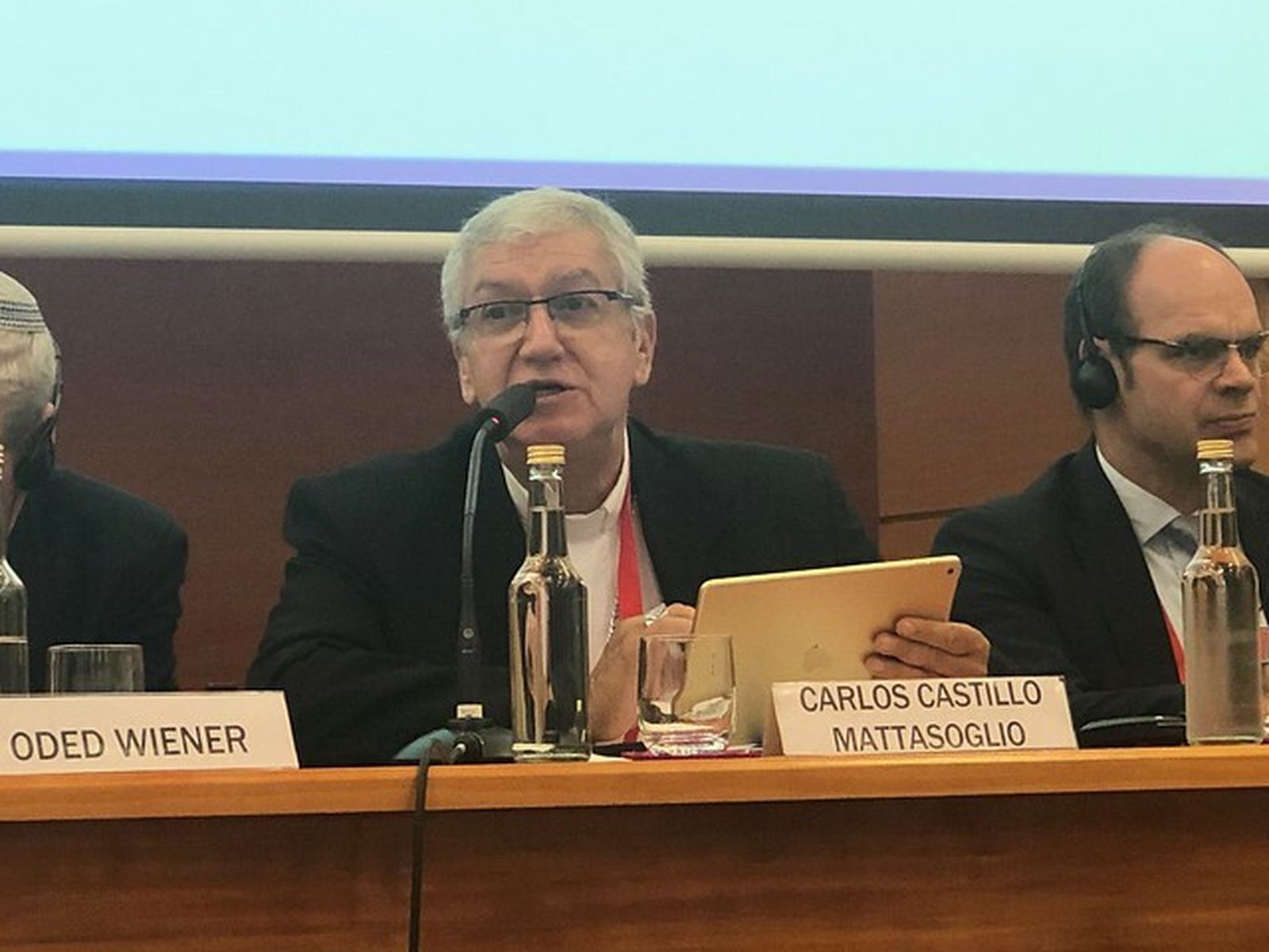 El arzobispo de Lima, Carlos Castillo, durante su intervención