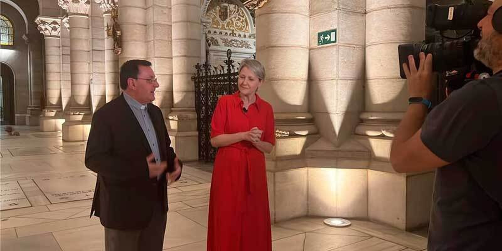 Preparación de uno de los reportajes previos a la retransmisión de la eucaristía