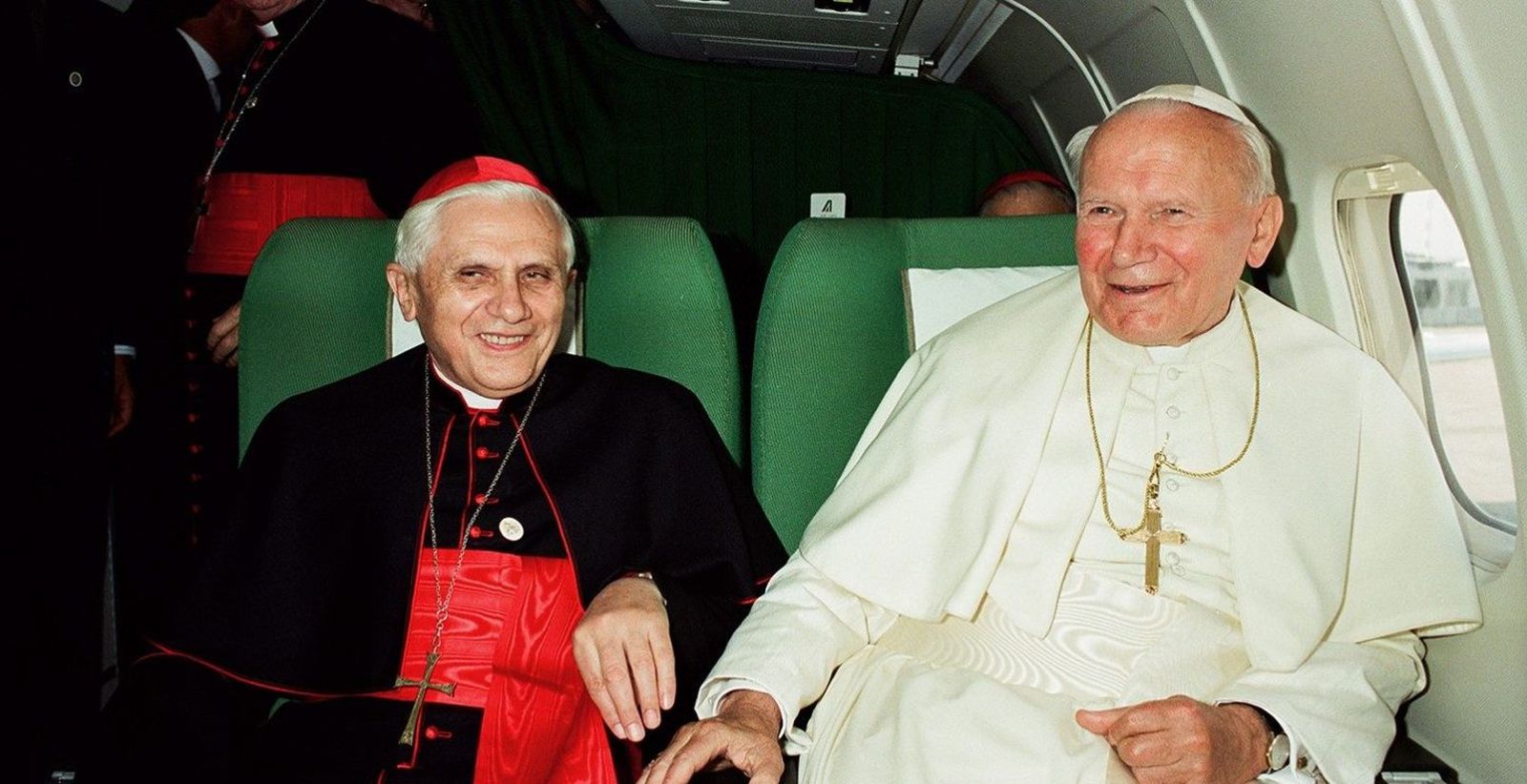 Benedicto XVI junto a Juan Pablo II