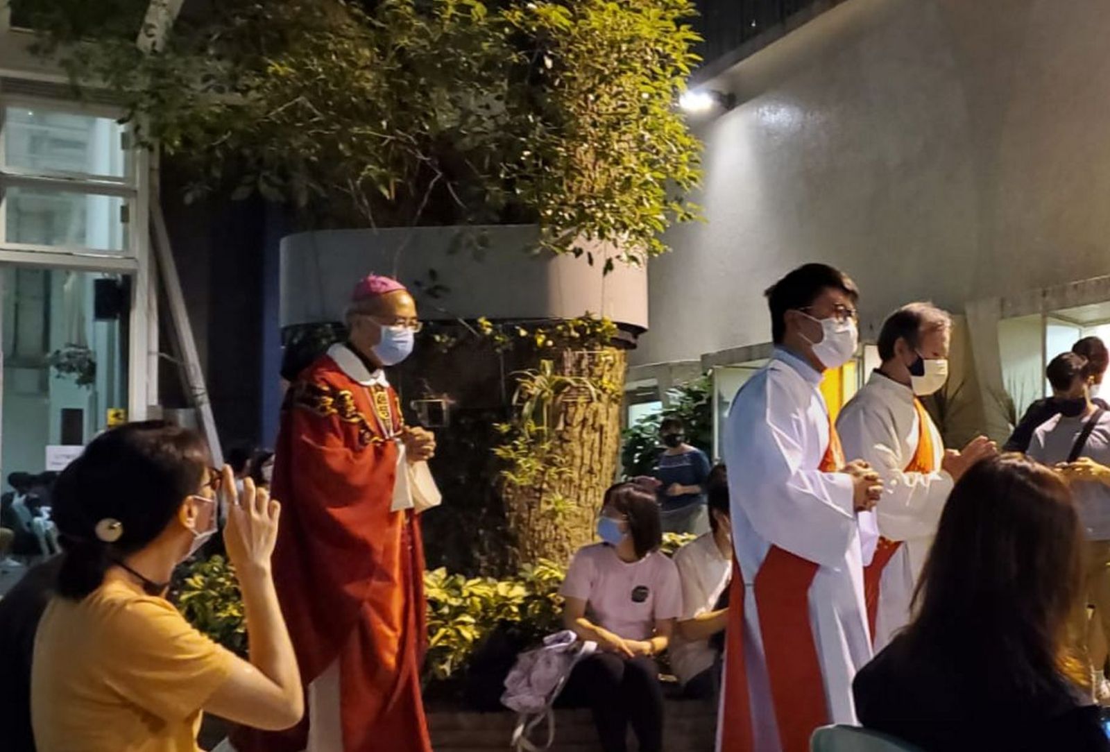 Mons. Joseph Ha, entrando a celebrar la misa conmemorativa