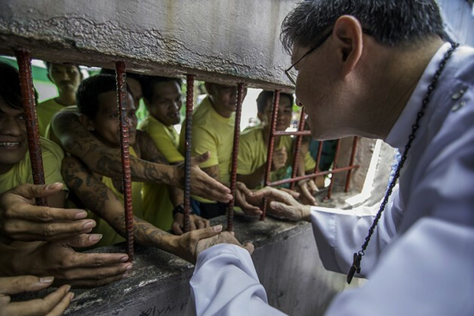 Tagle, con los presos de Filipinas