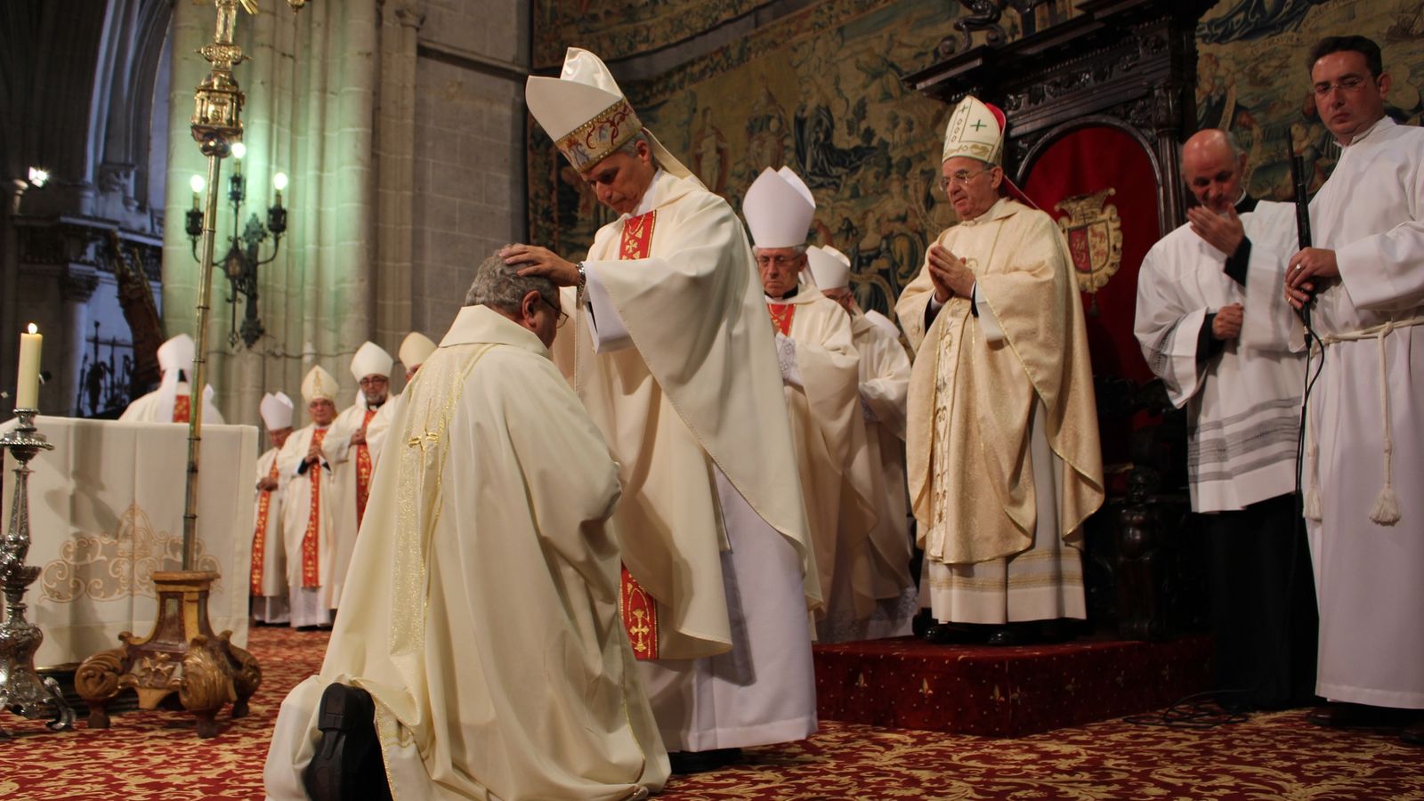 Prevost impone las manos en la ordenación episcopal de Manuel Herreros