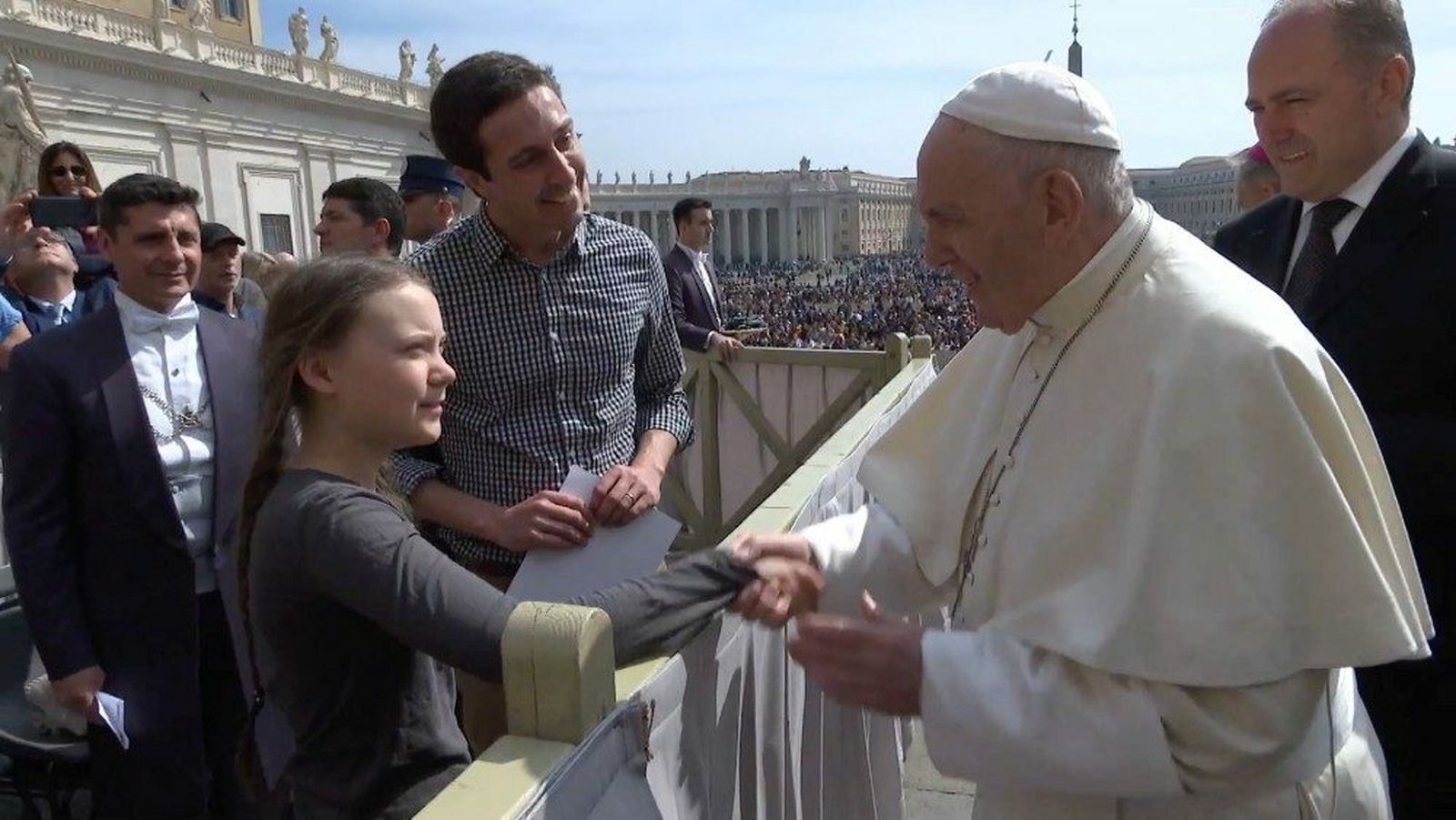 El Papa y Greta Thunberg se dan la mano