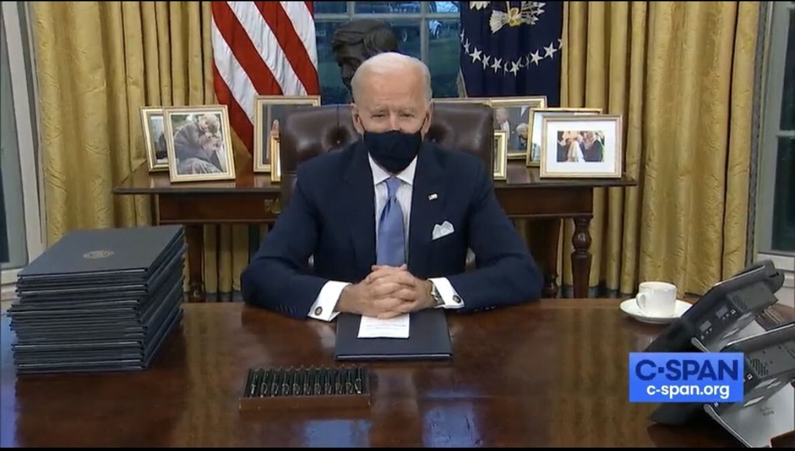 Biden, en el Despacho Oval. A su izquierda, la fotografía con el Papa Francisco