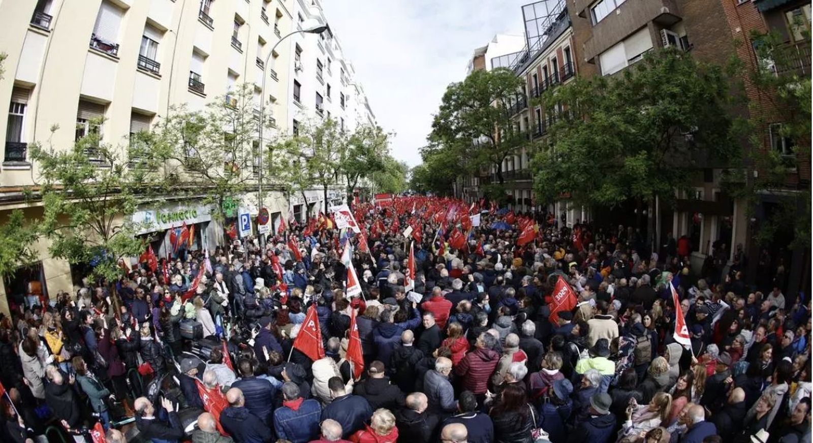 Simpatizantes del PSOE, concentrados en Ferraz