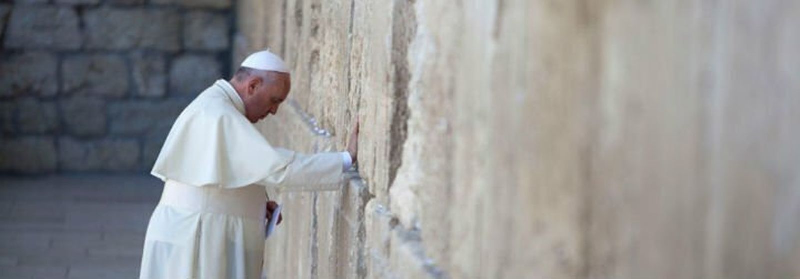 Francisco ora ante el Muro de las Lamentaciones