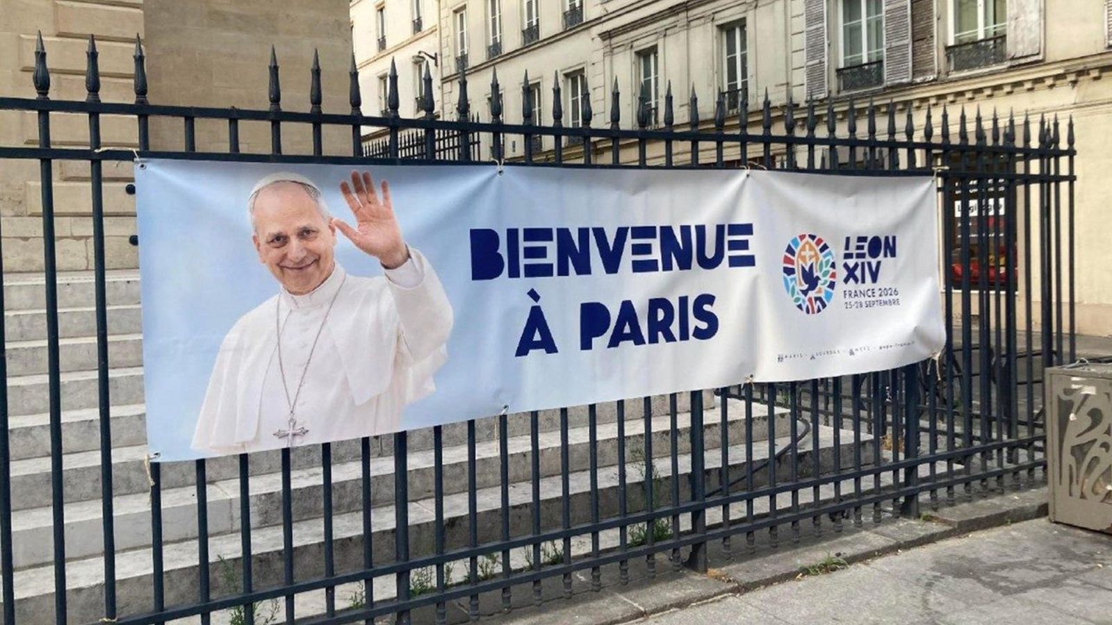 Cartel de bienvenida al papa en París