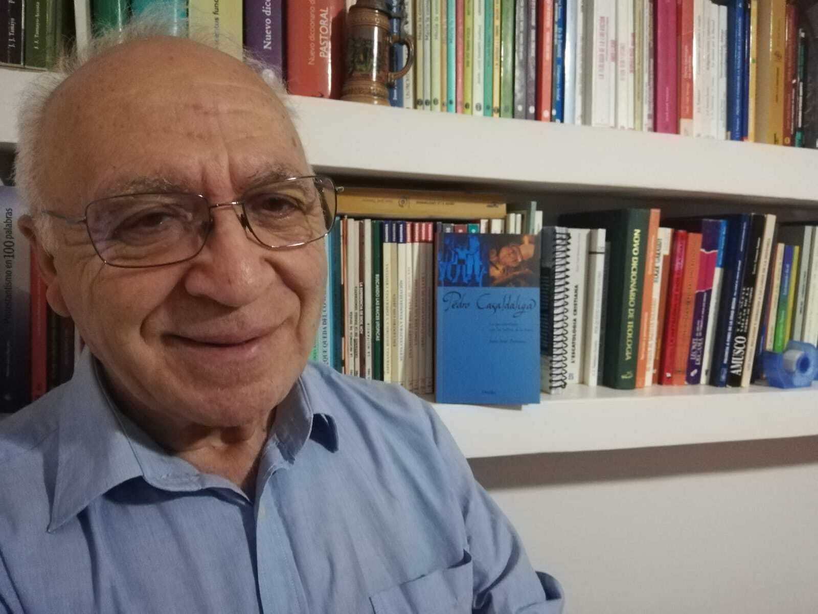 Juan José Tamayo, junto a su libro de Casaldáliga en Herder