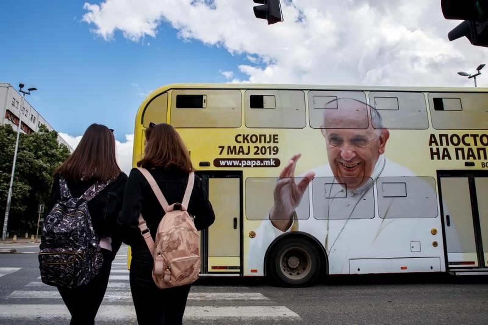 Un bus de Skopje con un retrato del Papa