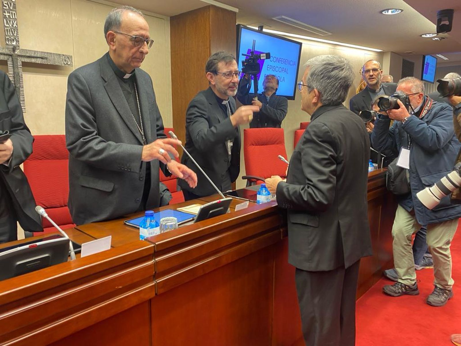 Cobo y Argüello se saludan en presencia del cardenal Omella