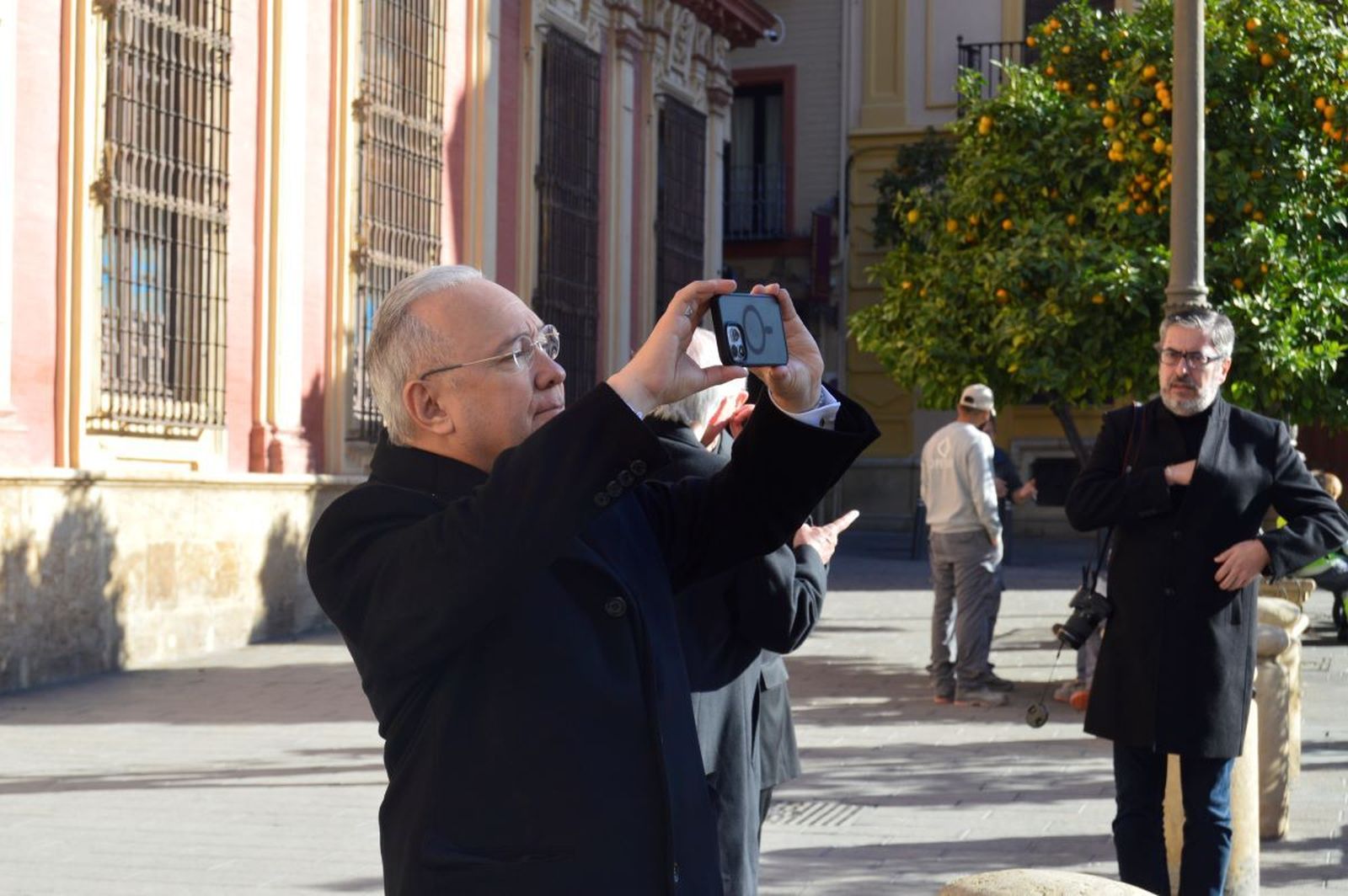 Peña Parra, sacando una foto de la catedral de Sevilla