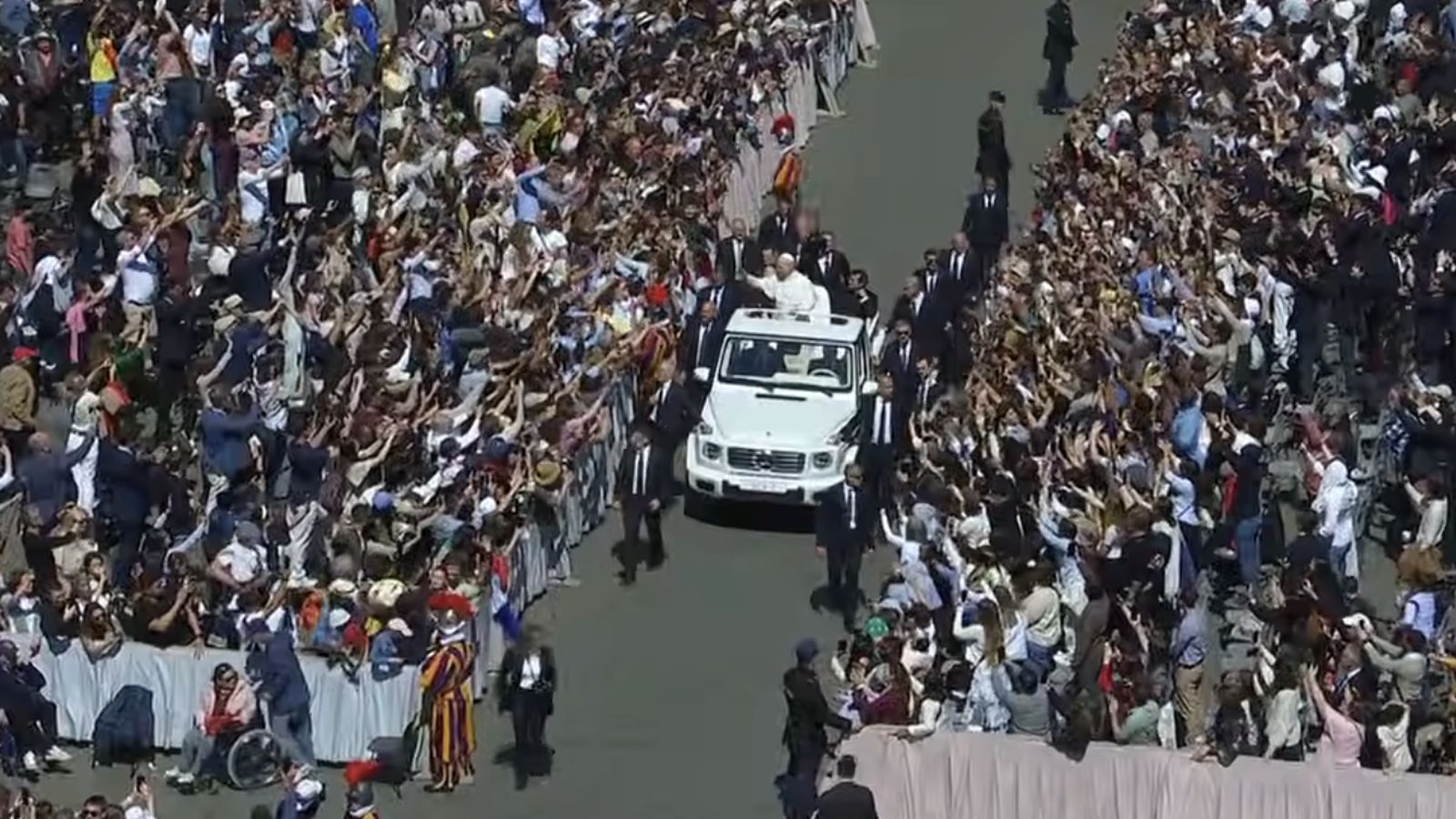 El Papa saludó a los fieles desde el papamóvil