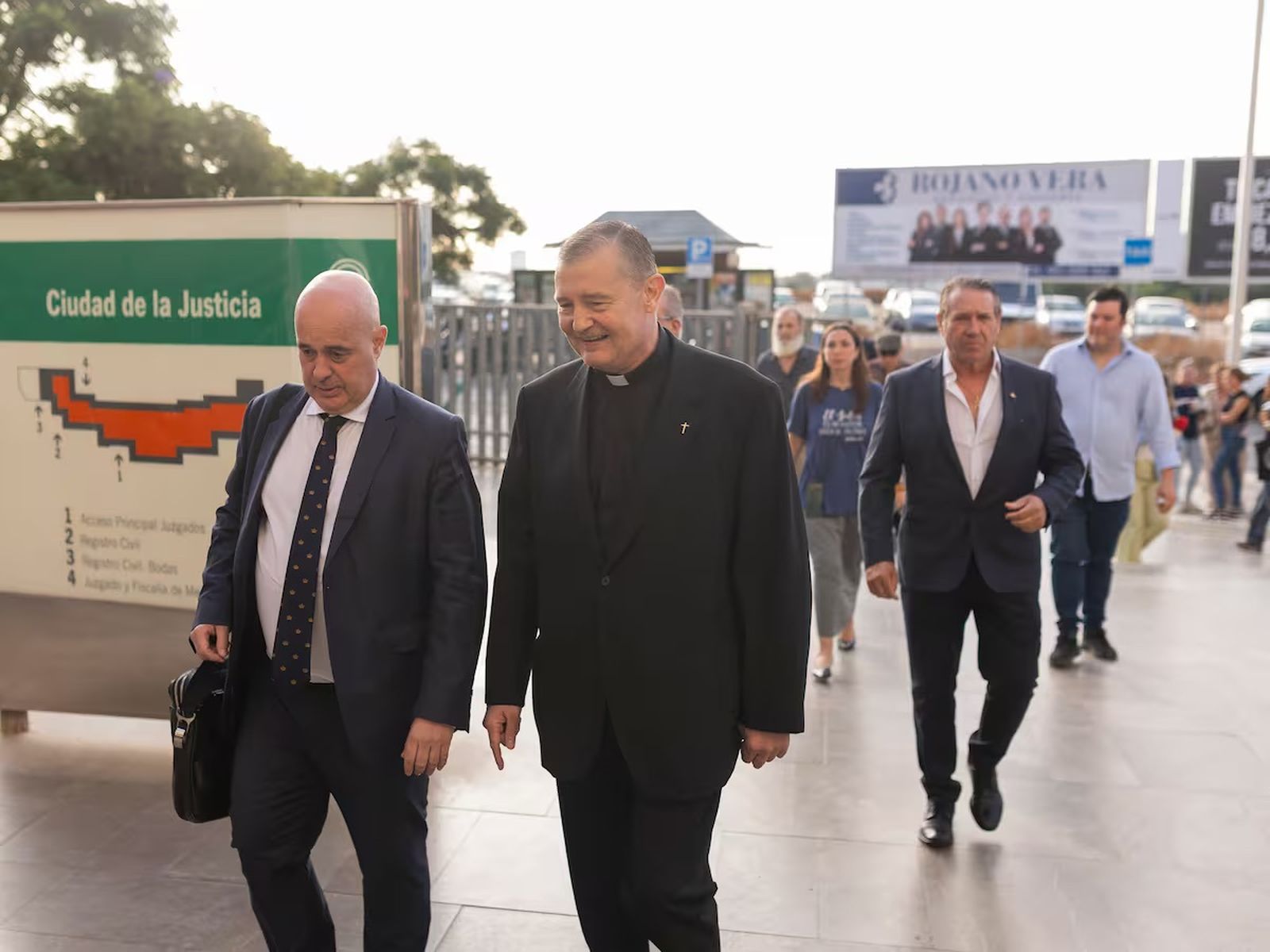 El sacerdote de Barcelona Custodio Ballester (d), a su llegada a la Ciudad de la Justicia de Málaga