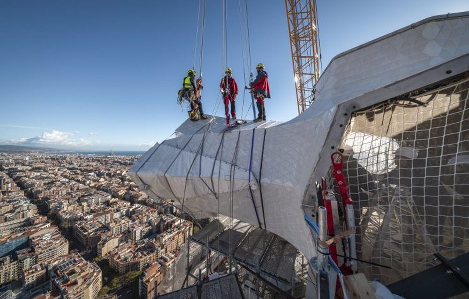 Obreros en la Torre de Jesucristo de la Sagrada Familia