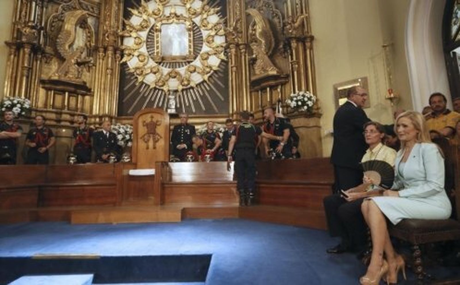 Cristina Cifuentes, ante la imagen de La Paloma