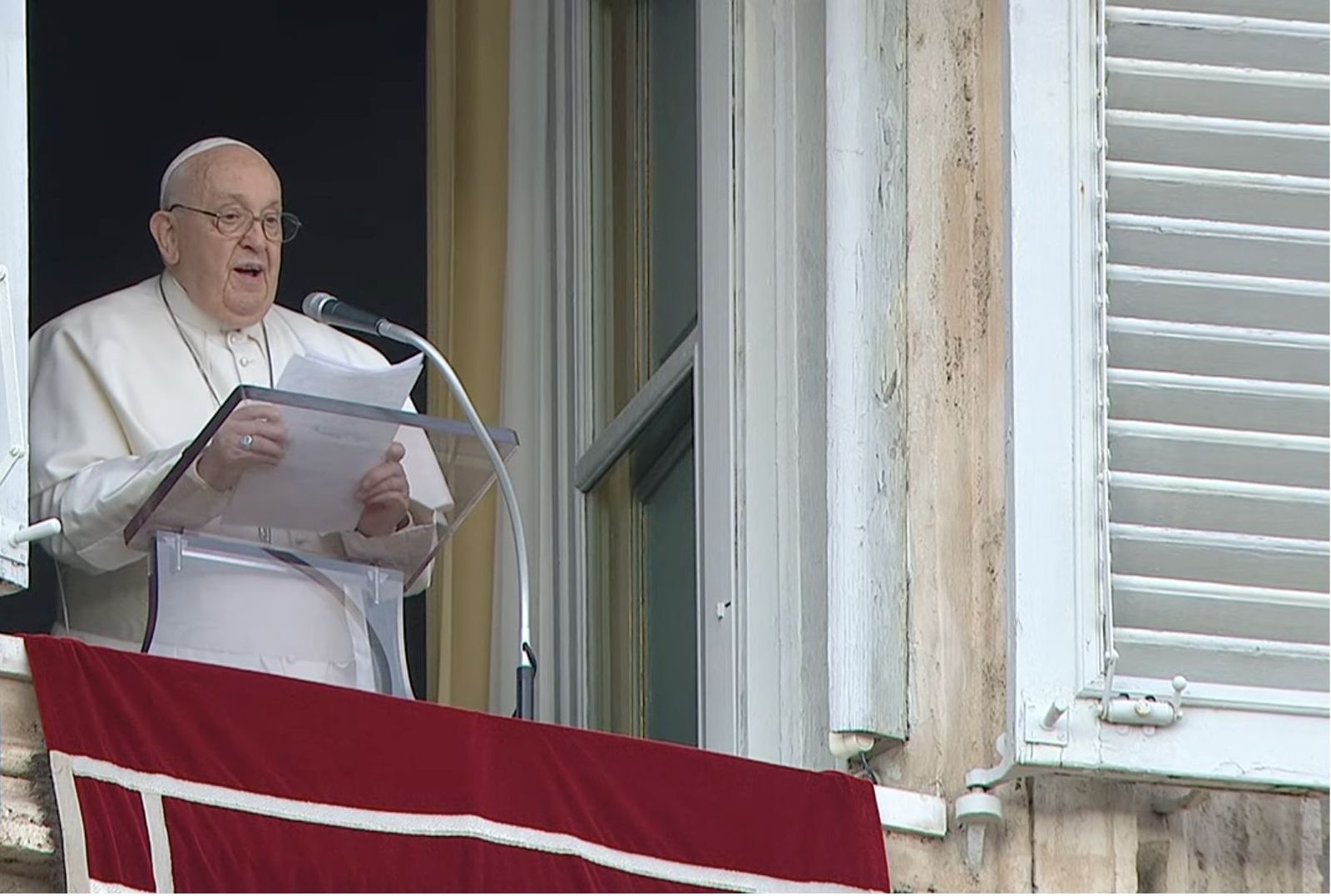 Francisco saluda a los asistentes al rezo del ángelus