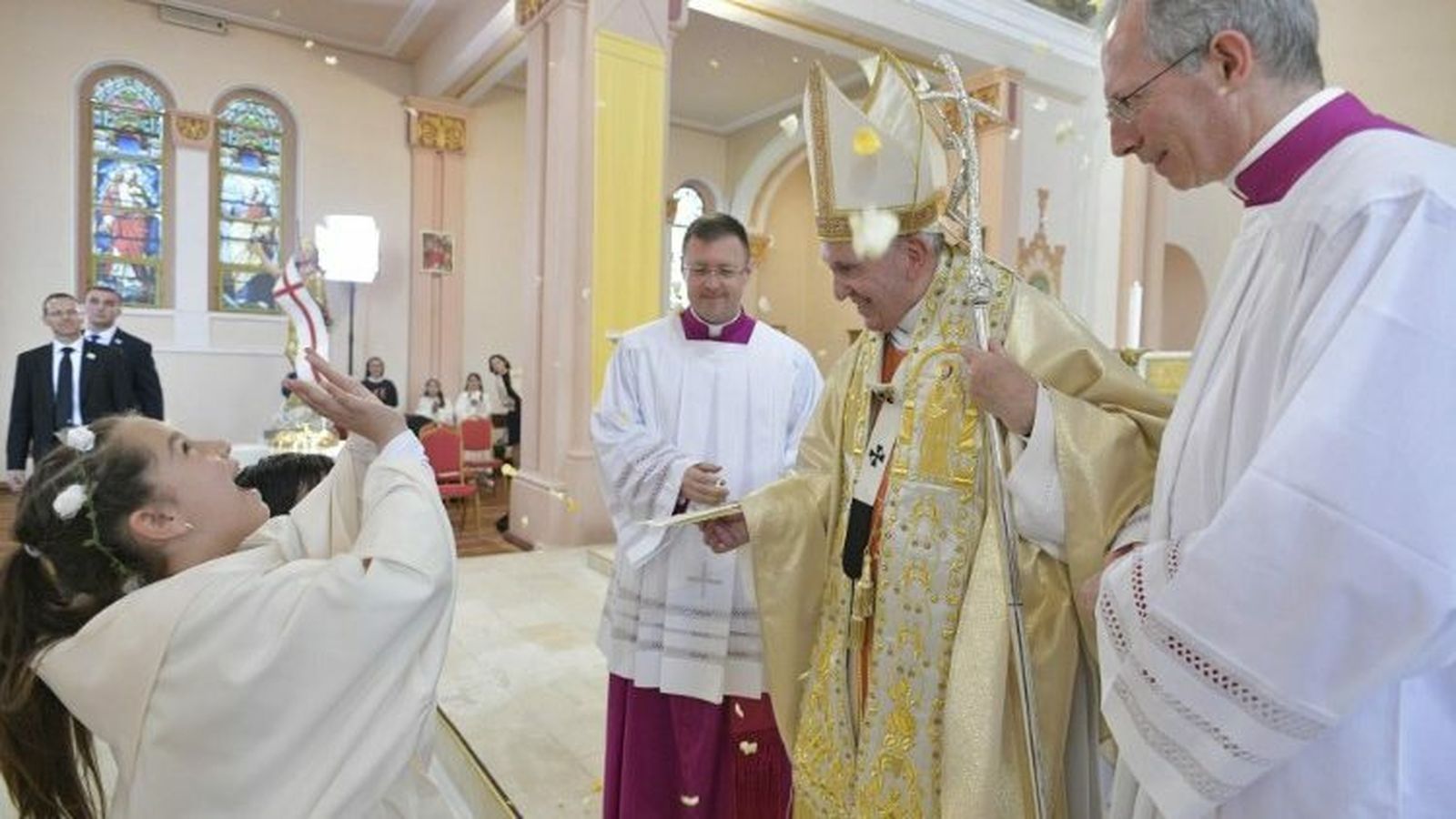 El Papa, hoy, con una niña que hizo la primera comunión en Rakovski