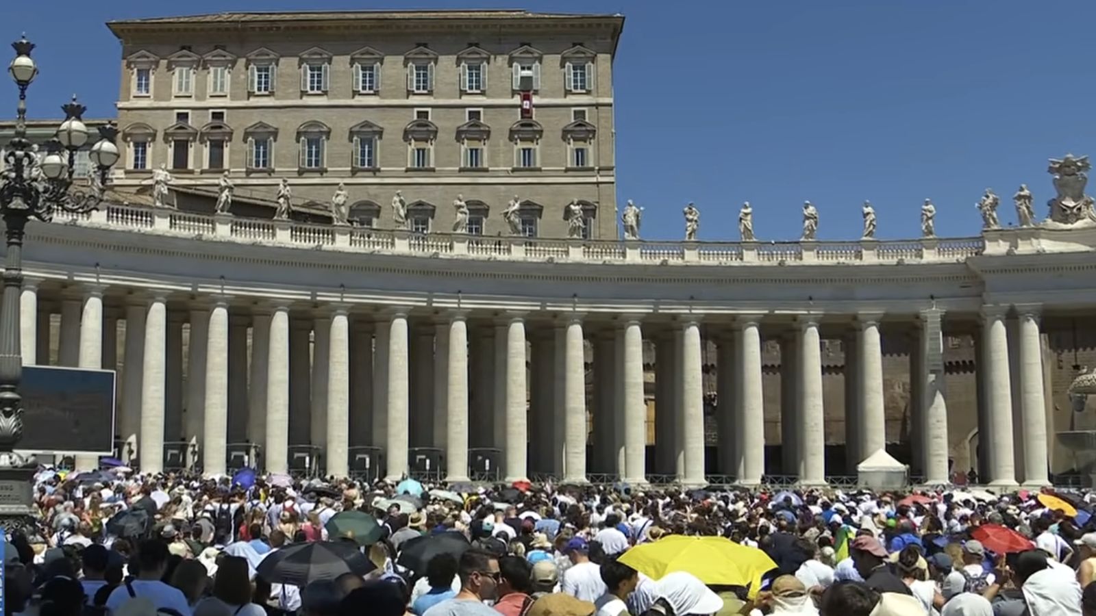 Fieles ante el Palacio Apostólico en la plaza de San Pedro