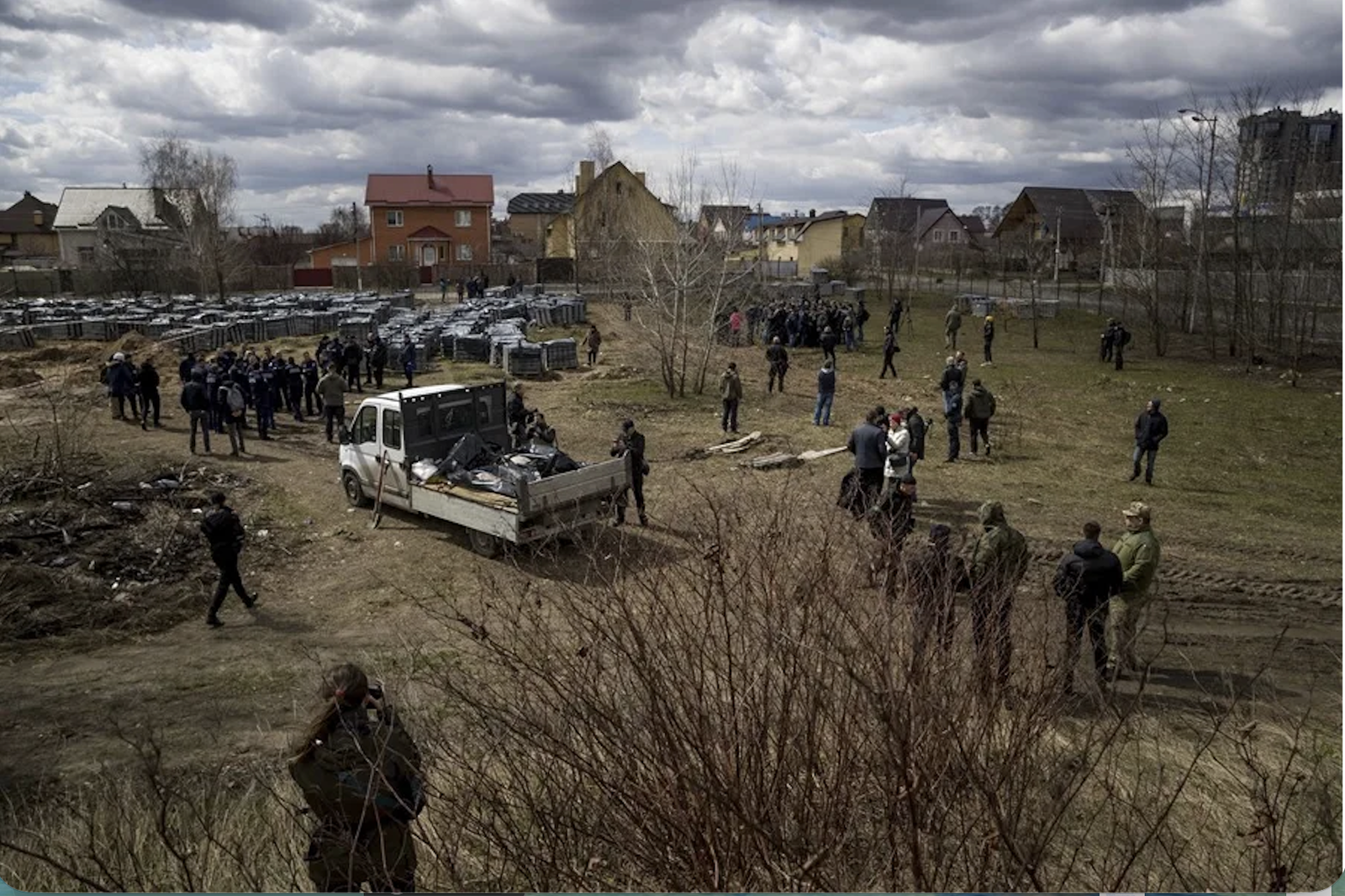 Vista general de una fosa común detrás de la iglesia St Andrew, en Bucha