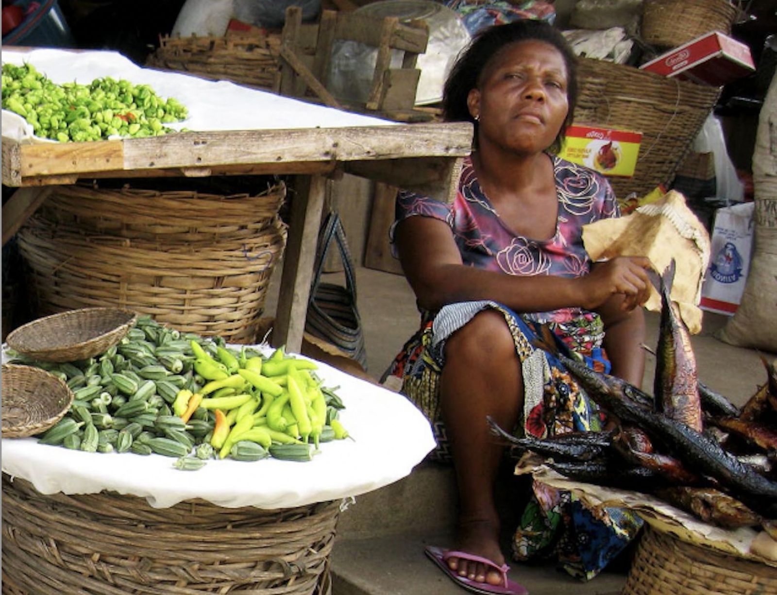 Vendedora de verduras en el mercado de Hanoukope
